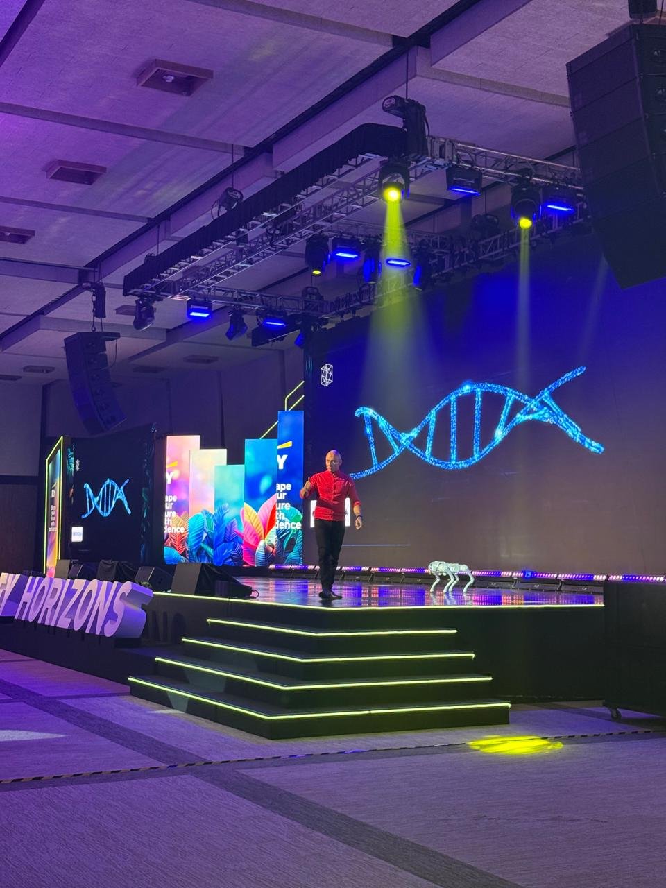 Engel Fonseca en el escenario de EY Horizons 2026 junto a París, el perro robótico de N3 Labs