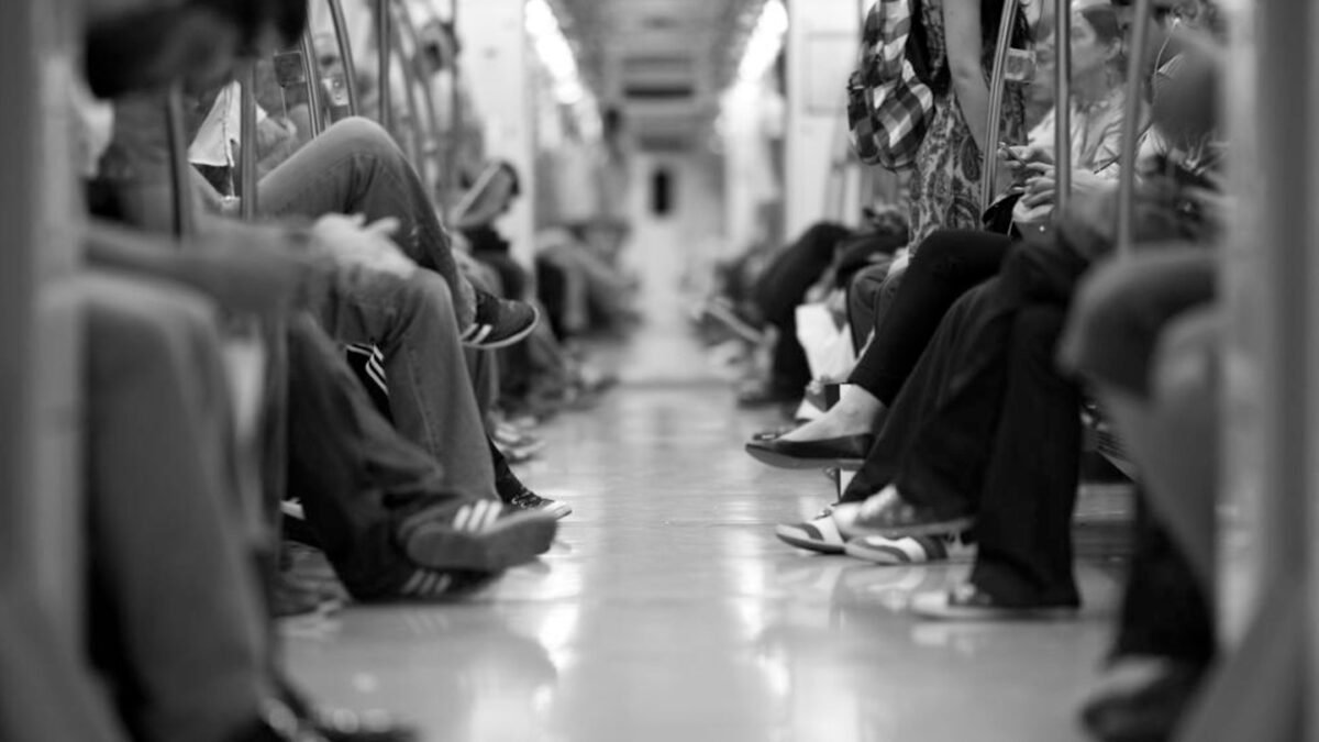 Pasajeros en un vagón del transporte público en la Ciudad de México