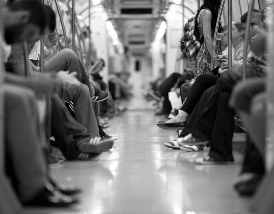 Pasajeros en un vagón del transporte público en la Ciudad de México