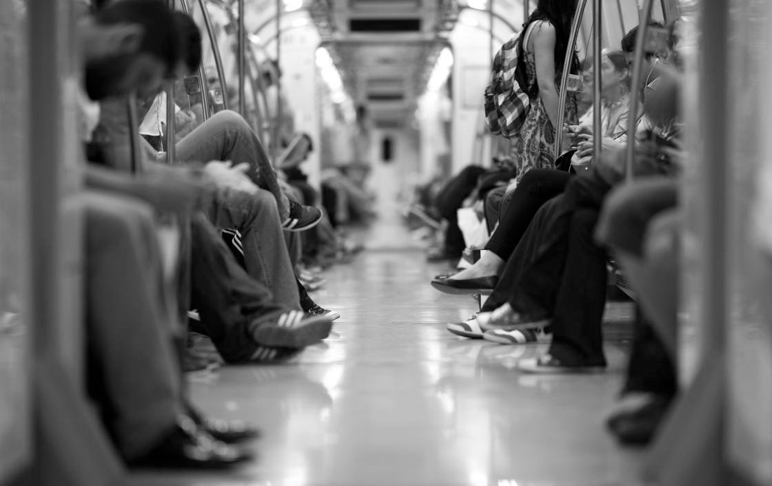 Pasajeros en un vagón del transporte público en la Ciudad de México