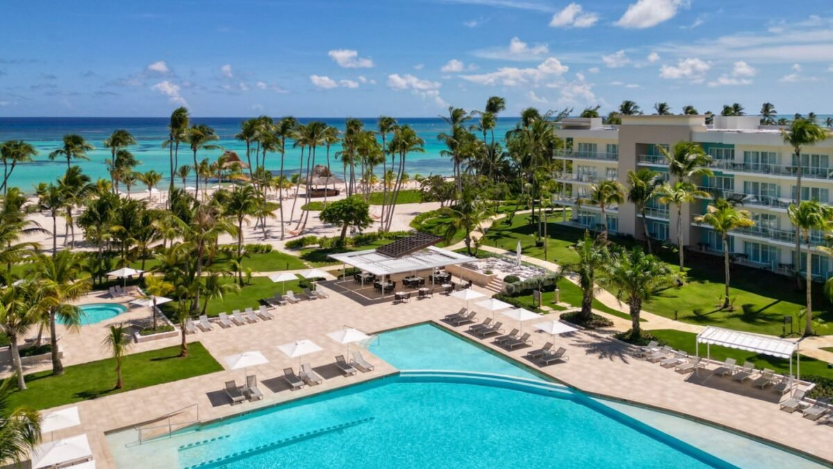 Vista aérea de The Westin Puntacana Resort con alberca, palmeras y playa