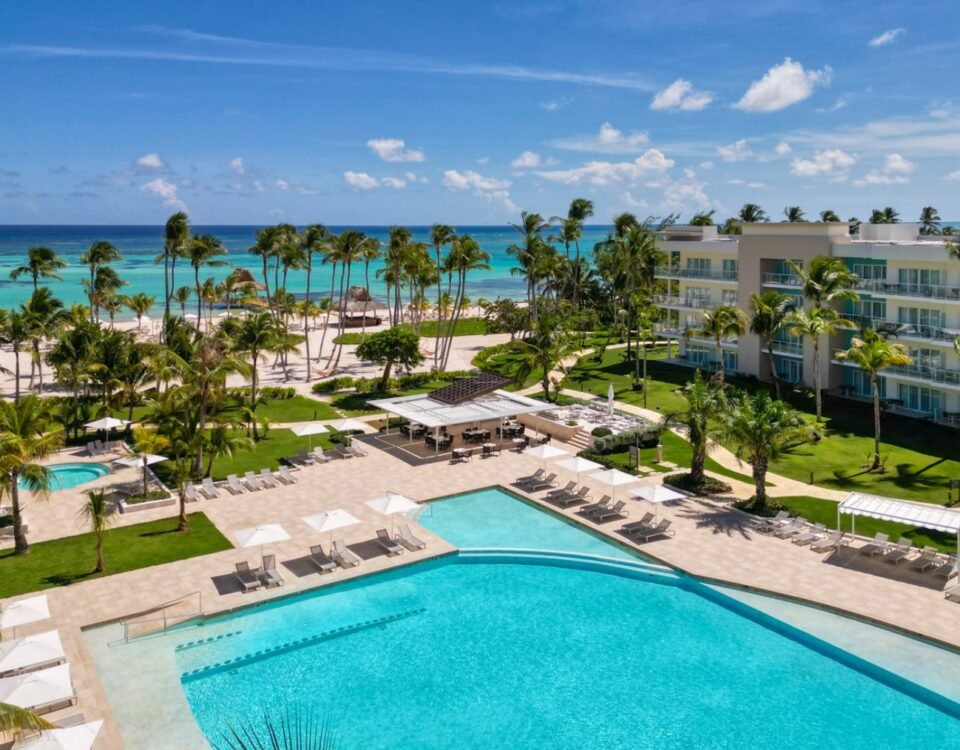 Vista aérea de The Westin Puntacana Resort con alberca, palmeras y playa