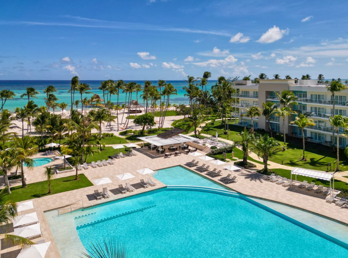 Vista aérea de The Westin Puntacana Resort con alberca, palmeras y playa