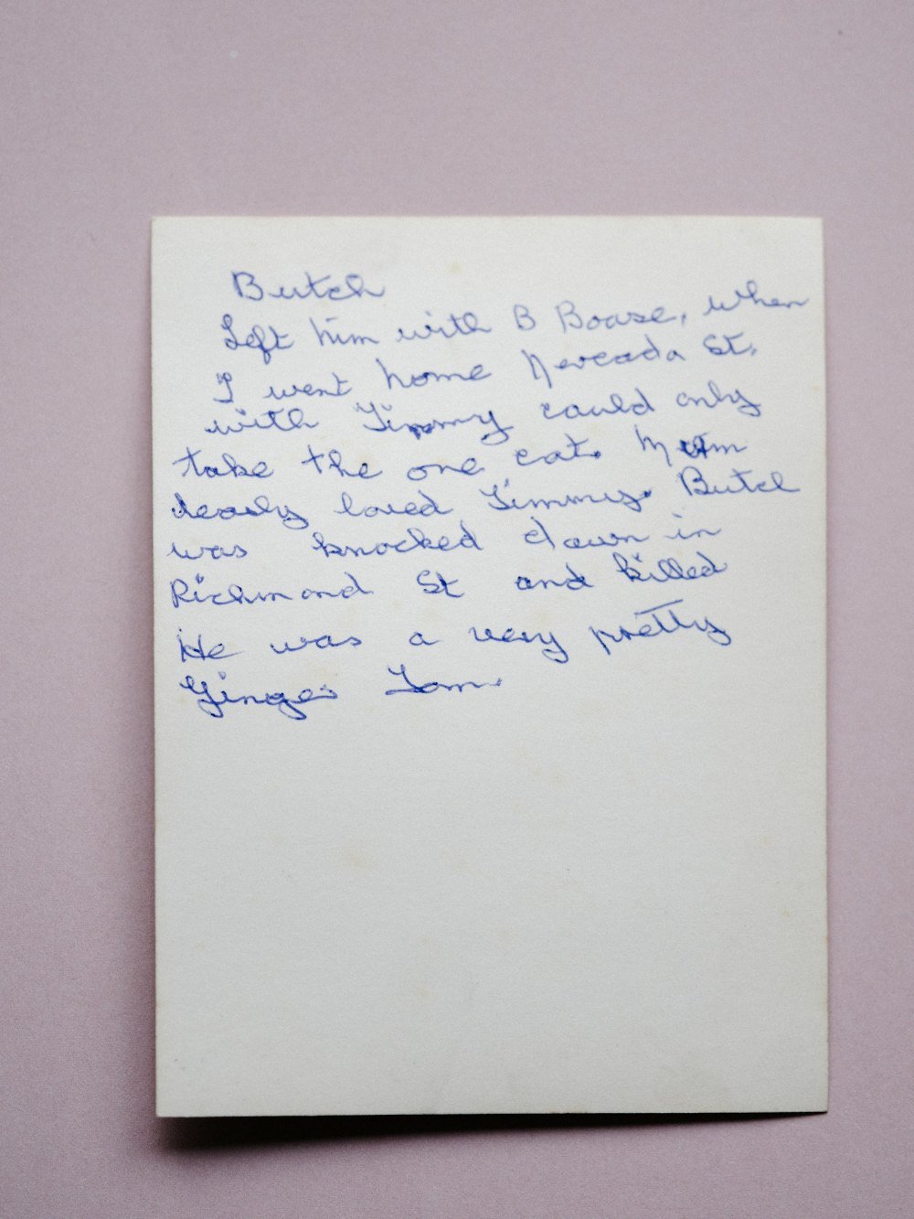 Hoja de papel llena de escritura a mano