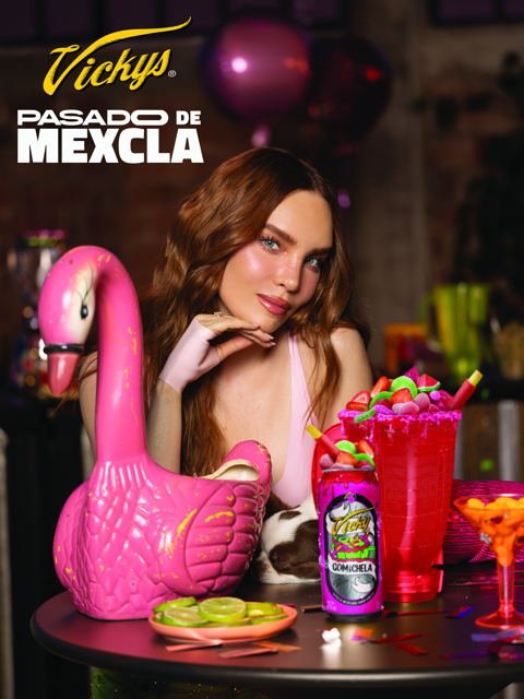 Belinda con una lata de Vicky Gomichela