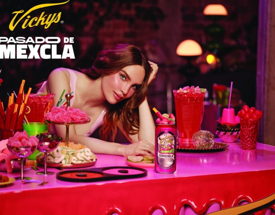 Belinda en la campaña “Pasado de Mexcla” de Vicky Gomichela, de Grupo Modelo